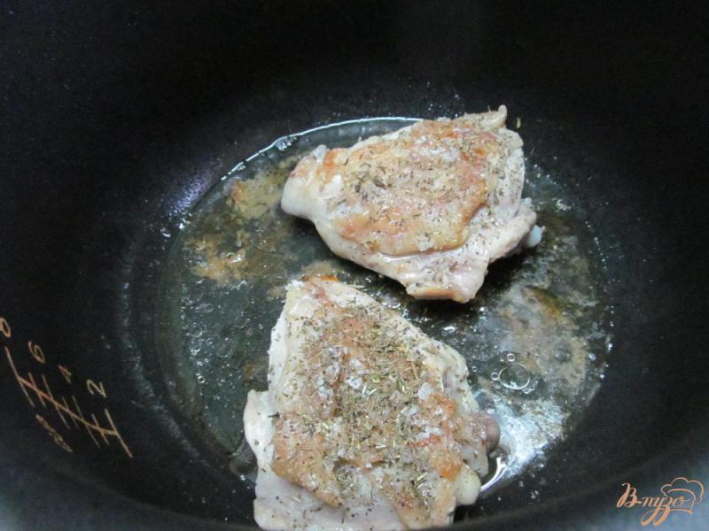 Фото приготовление рецепта: Куриные бедра под творожным соусом шаг №2