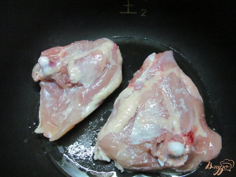 Фото приготовление рецепта: Куриные бедра под творожным соусом шаг №1
