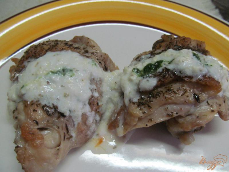 Фото приготовление рецепта: Куриные бедра под творожным соусом шаг №5