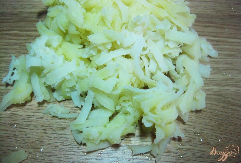 Фото приготовление рецепта: Слоеный салат с киви и маринованым арбузом шаг №5
