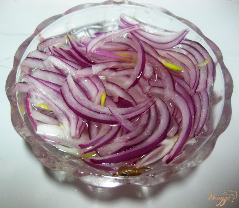 Фото приготовление рецепта: Слоеный салат с киви и маринованым арбузом шаг №2