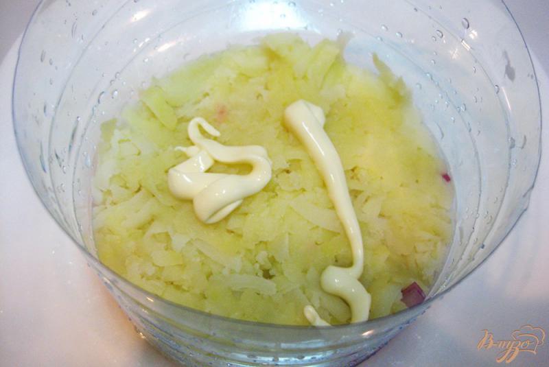 Фото приготовление рецепта: Слоеный салат с киви и маринованым арбузом шаг №9