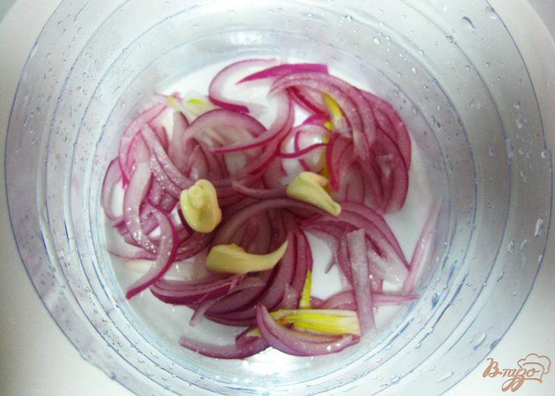 Фото приготовление рецепта: Слоеный салат с киви и маринованым арбузом шаг №8