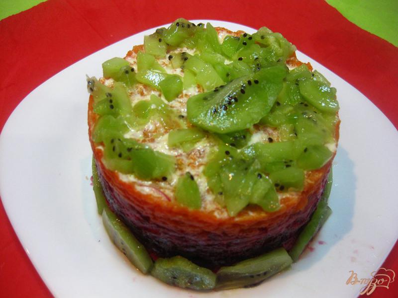 Фото приготовление рецепта: Слоеный салат с киви и маринованым арбузом шаг №13