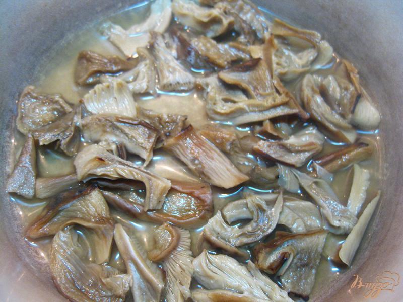Фото приготовление рецепта: Суп с сушеными грибами шаг №2