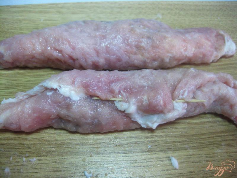 Фото приготовление рецепта: Свиные рулетики с черносливом шаг №6
