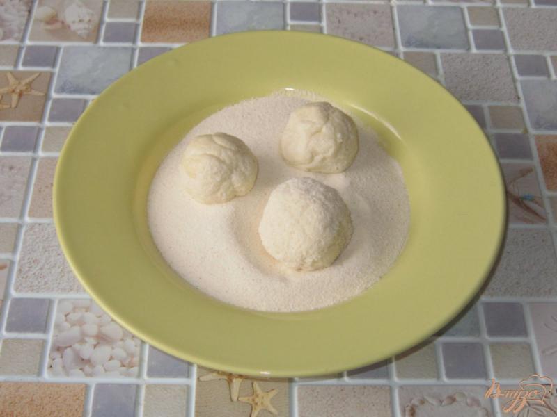 Фото приготовление рецепта: Творожные шарики с клюквой в сахаре шаг №8