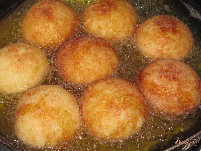 Фото приготовление рецепта: Творожные шарики с клюквой в сахаре шаг №11