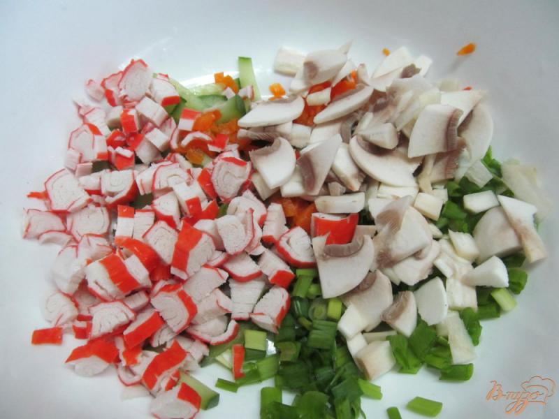 Фото приготовление рецепта: Салат с крабовыми палочками и шампиньоном шаг №2