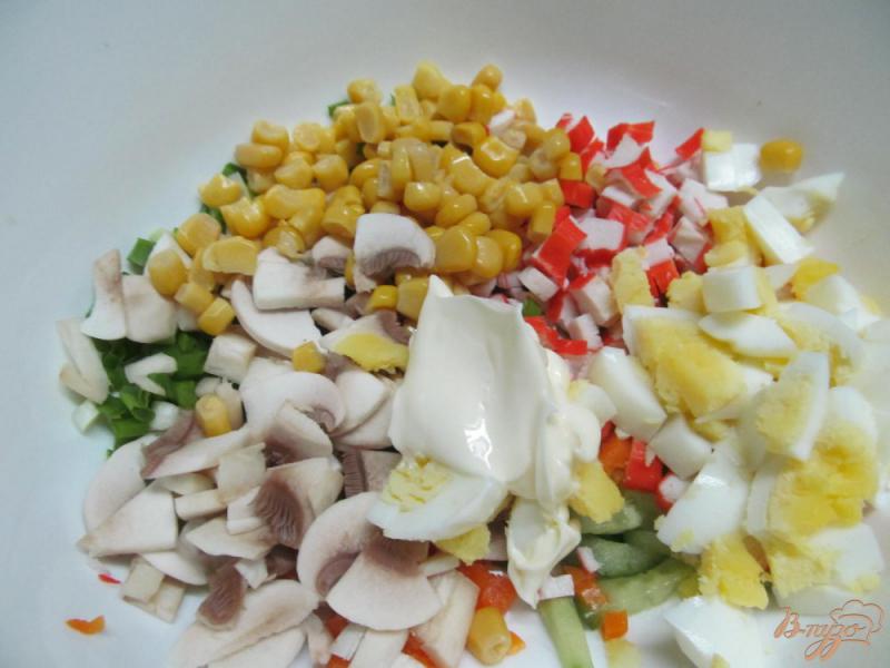 Фото приготовление рецепта: Салат с крабовыми палочками и шампиньоном шаг №3