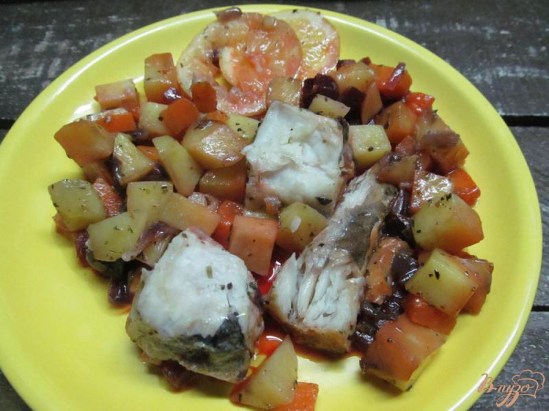 Фото приготовление рецепта: Запеченная рыба с овощами шаг №10