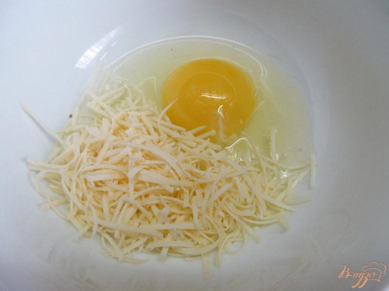 Фото приготовление рецепта: Яичница болтунья с сыром и помидором шаг №1