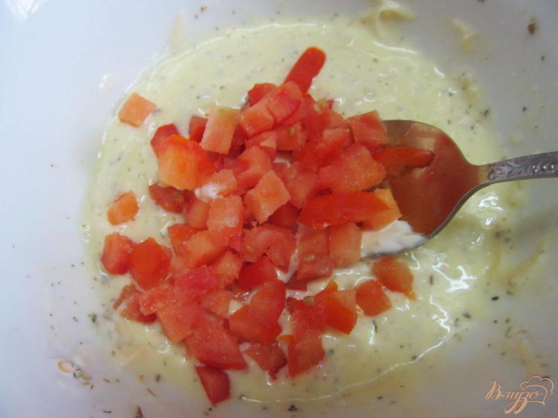 Фото приготовление рецепта: Яичница болтунья с сыром и помидором шаг №3