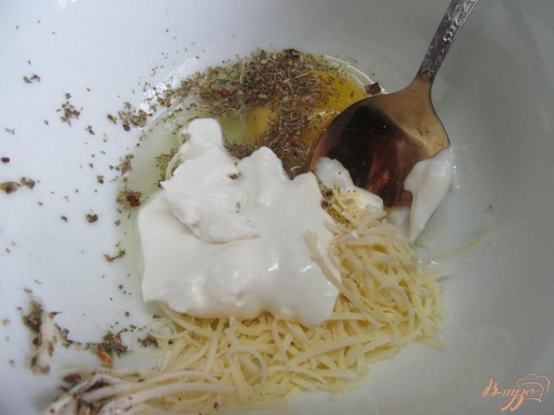Фото приготовление рецепта: Яичница болтунья с сыром и помидором шаг №2