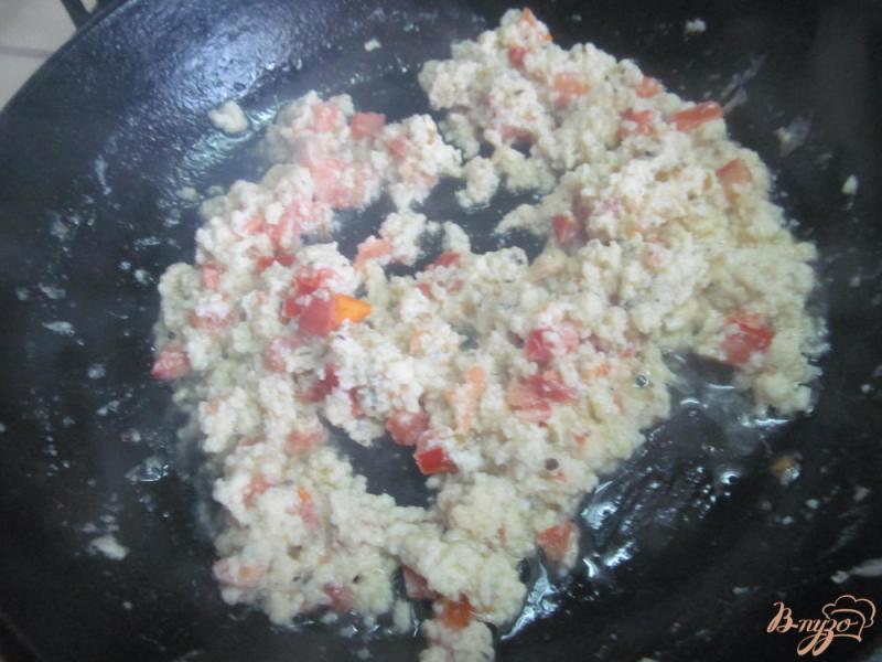 Фото приготовление рецепта: Яичница болтунья с сыром и помидором шаг №4