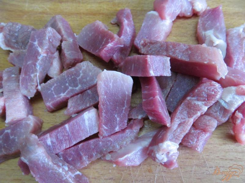 Фото приготовление рецепта: Тушенная свинина с брокколи в соевом соусе шаг №1