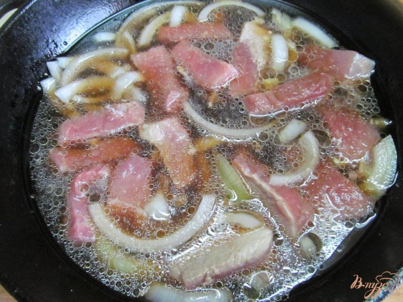 Фото приготовление рецепта: Тушенная свинина с брокколи в соевом соусе шаг №4
