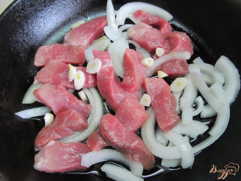 Фото приготовление рецепта: Тушенная свинина с брокколи в соевом соусе шаг №2