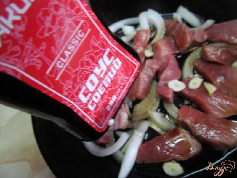 Фото приготовление рецепта: Тушенная свинина с брокколи в соевом соусе шаг №3