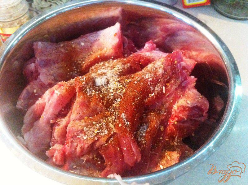 Фото приготовление рецепта: Запеченные свиные ребрышки с овощами шаг №2