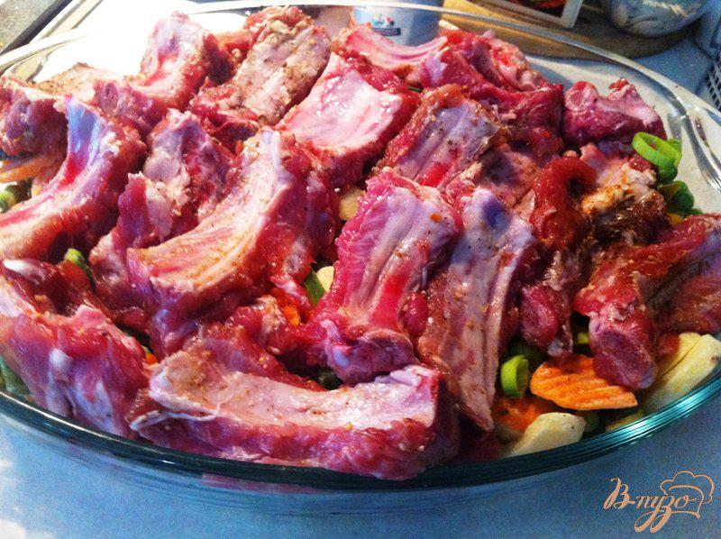 Фото приготовление рецепта: Запеченные свиные ребрышки с овощами шаг №4