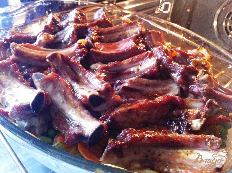 Фото приготовление рецепта: Запеченные свиные ребрышки с овощами шаг №7