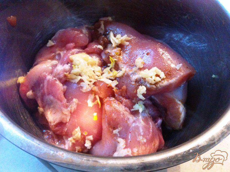 Фото приготовление рецепта: Куриная мякоть бедра в хрустящей панировке шаг №3