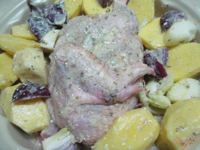 Фото приготовление рецепта: Курица с картофелем со сливочным вкусом шаг №4