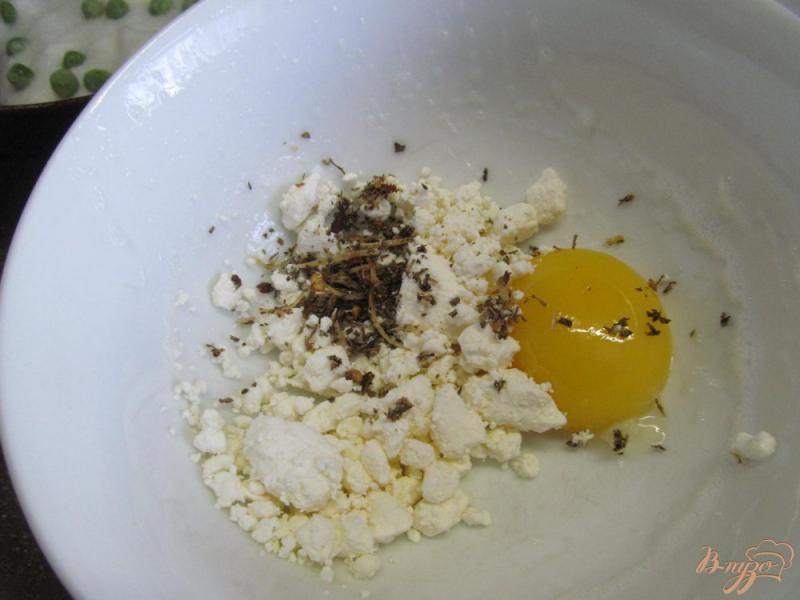 Фото приготовление рецепта: Яичный рулет с горошком шаг №5