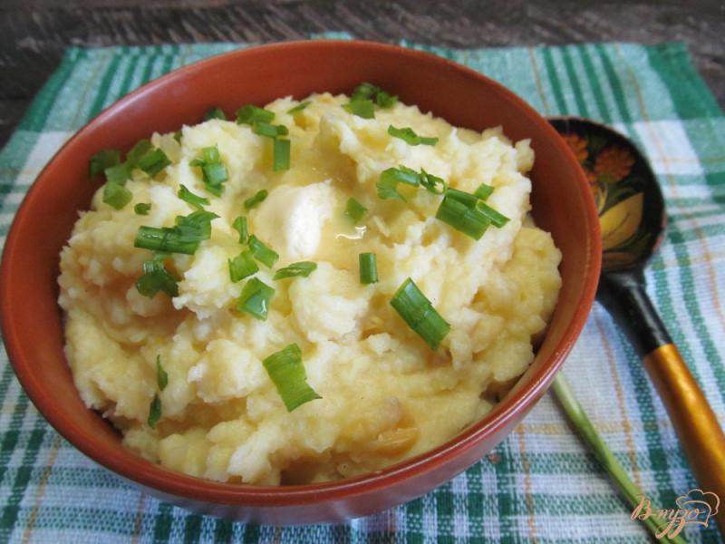 Фото приготовление рецепта: Картофельное пюре с мягким сыром и кукурузой шаг №3