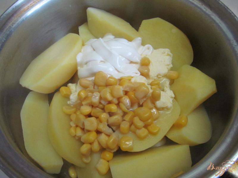 Фото приготовление рецепта: Картофельное пюре с мягким сыром и кукурузой шаг №2