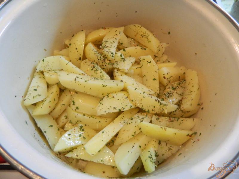 Фото приготовление рецепта: Картофель по-деревенски в духовке с горчичным соусом шаг №3