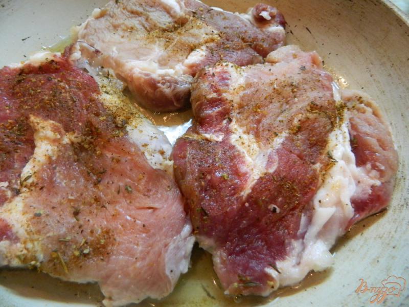 Фото приготовление рецепта: Жареное мясо с клюквенным соусом шаг №2