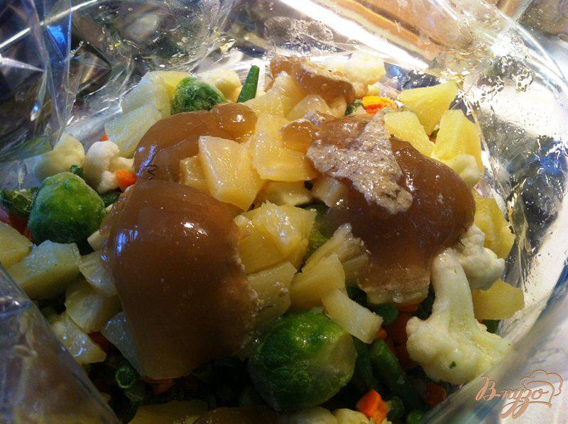 Фото приготовление рецепта: Запеченная курица срисом, ананасом и овощами шаг №7