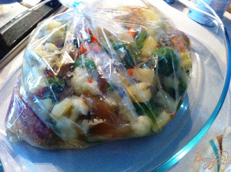 Фото приготовление рецепта: Запеченная курица срисом, ананасом и овощами шаг №8