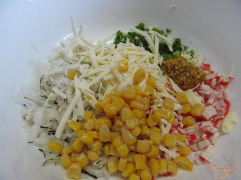 Фото приготовление рецепта: Салат с редькой кукурузой и крабовыми палочками шаг №2