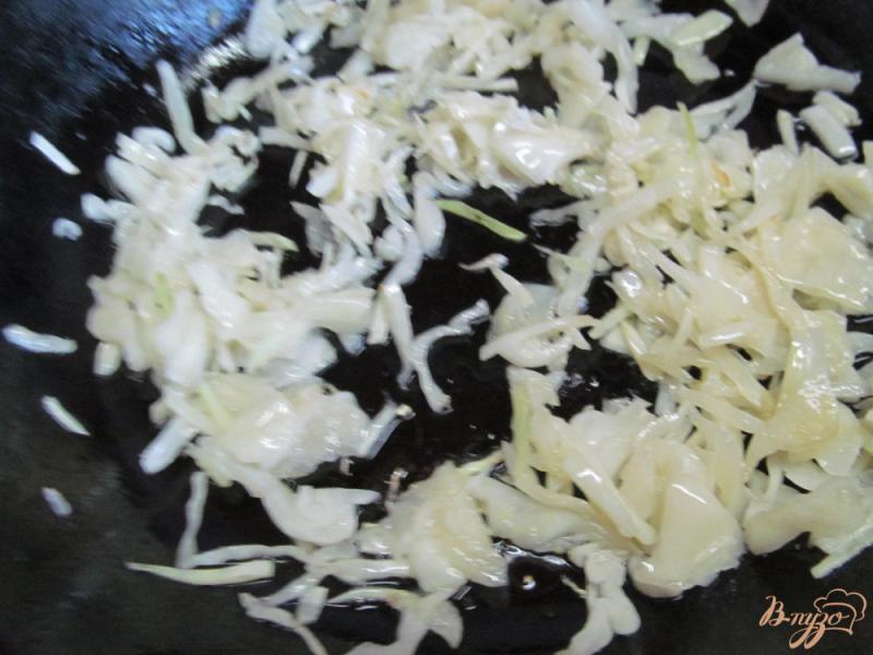 Фото приготовление рецепта: Салат с жаренной капустой и курицей шаг №2