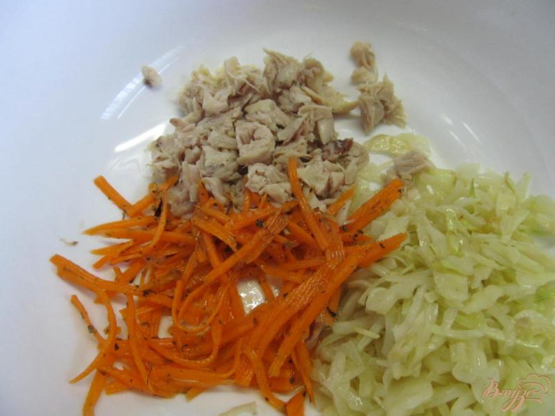 Фото приготовление рецепта: Салат с жаренной капустой и курицей шаг №4