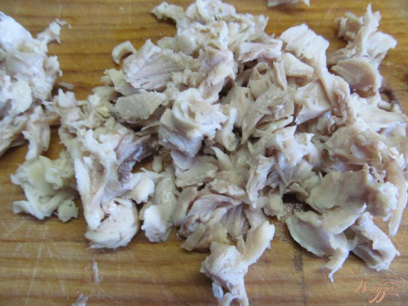 Фото приготовление рецепта: Салат с жаренной капустой и курицей шаг №3