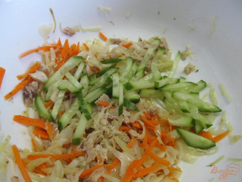 Фото приготовление рецепта: Салат с жаренной капустой и курицей шаг №5