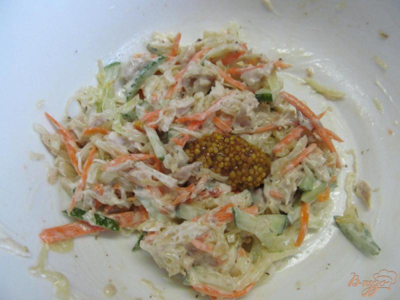 Фото приготовление рецепта: Салат с жаренной капустой и курицей шаг №6
