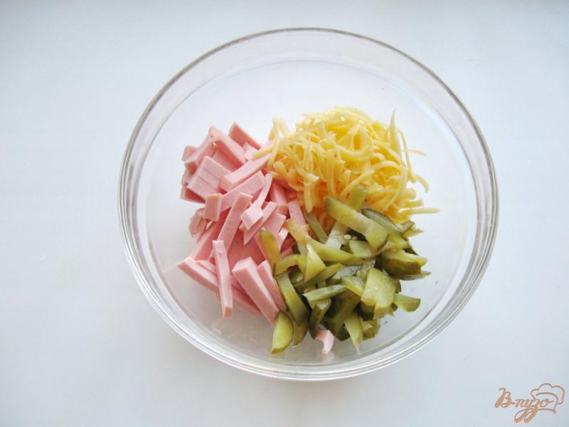 Фото приготовление рецепта: Салат с колбасой и сыром шаг №4