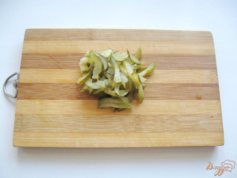 Фото приготовление рецепта: Салат с колбасой и сыром шаг №3