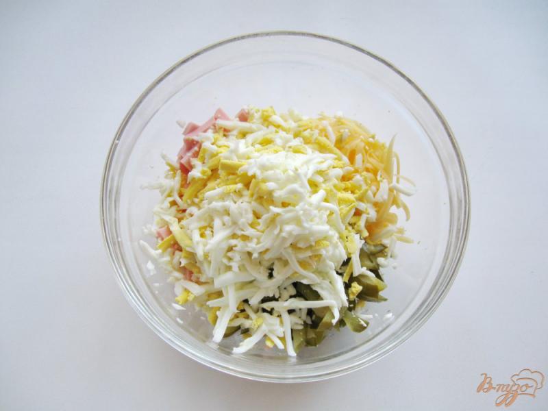 Фото приготовление рецепта: Салат с колбасой и сыром шаг №5