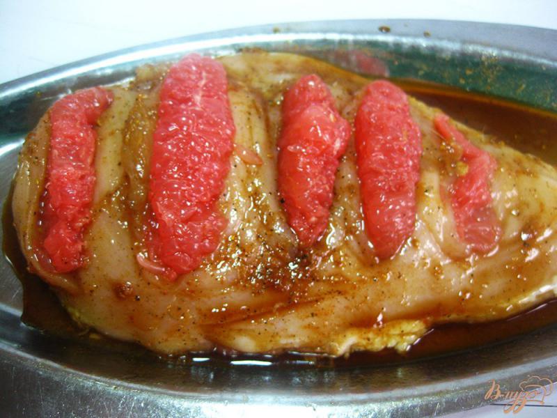Фото приготовление рецепта: Куриная грудка запеченная с грейпфрутом шаг №6