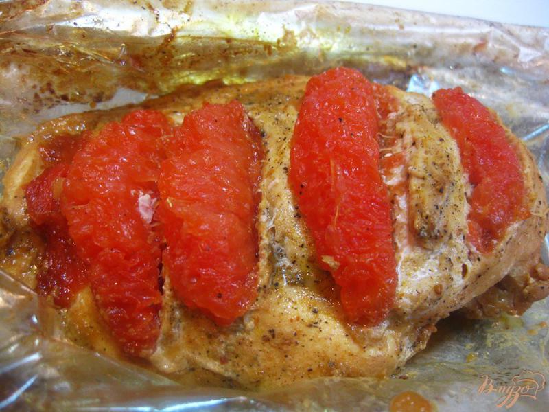 Фото приготовление рецепта: Куриная грудка запеченная с грейпфрутом шаг №8