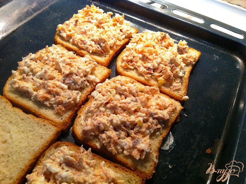 Фото приготовление рецепта: Горячие тосты с горбушей и  помидорами черри шаг №4