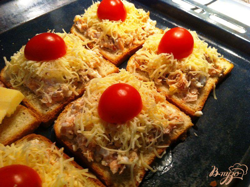 Фото приготовление рецепта: Горячие тосты с горбушей и  помидорами черри шаг №5