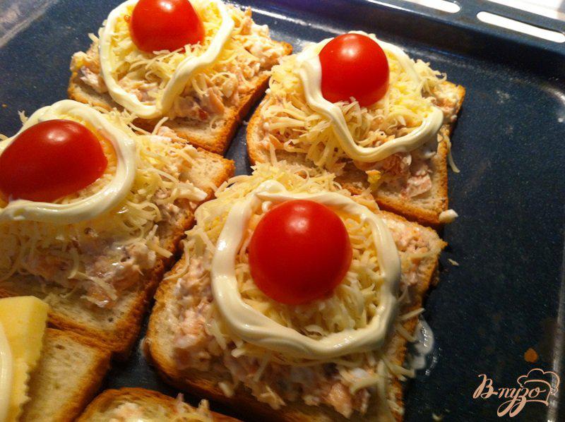 Фото приготовление рецепта: Горячие тосты с горбушей и  помидорами черри шаг №6