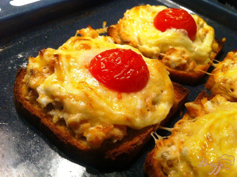 Фото приготовление рецепта: Горячие тосты с горбушей и  помидорами черри шаг №7